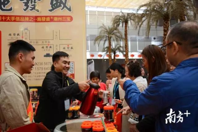 潮州三宝等潮州传统美食出现在展会上。