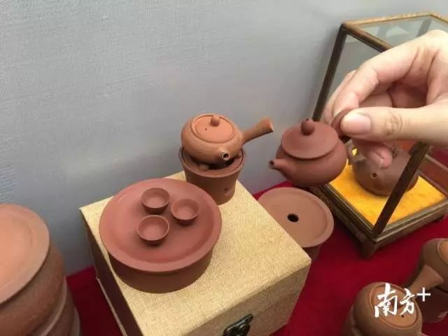 佘勋荣创作的迷你潮州工夫茶套装。