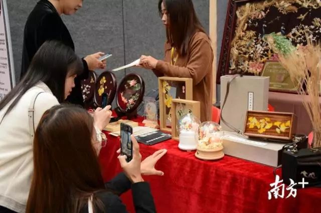 创新的麦秆画作品吸引不少游客的目光。